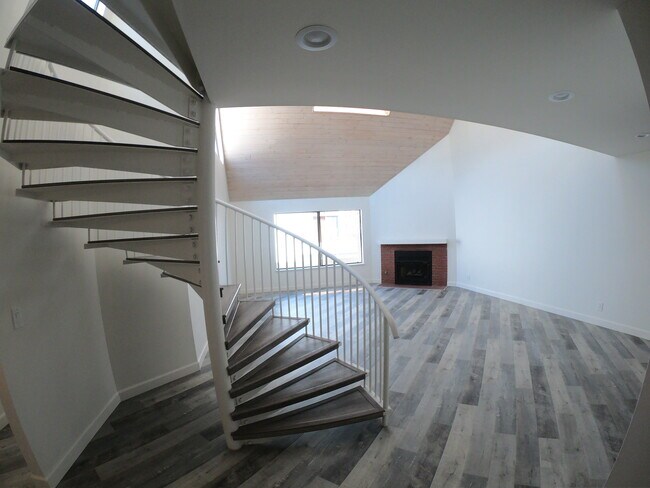 Building Photo - 620 E Angeleno Ave