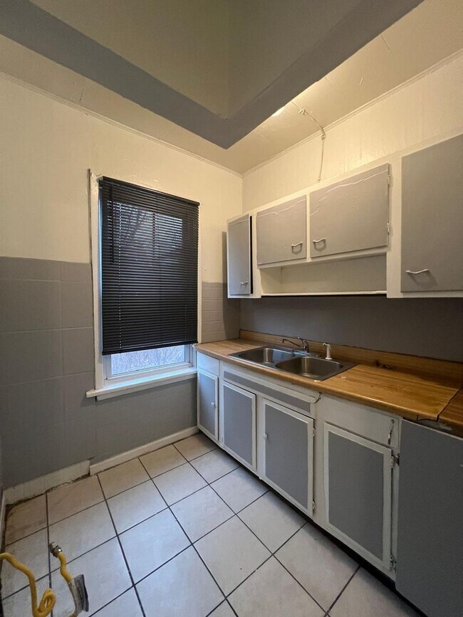 Foto del edificio - 1563 E 47th St