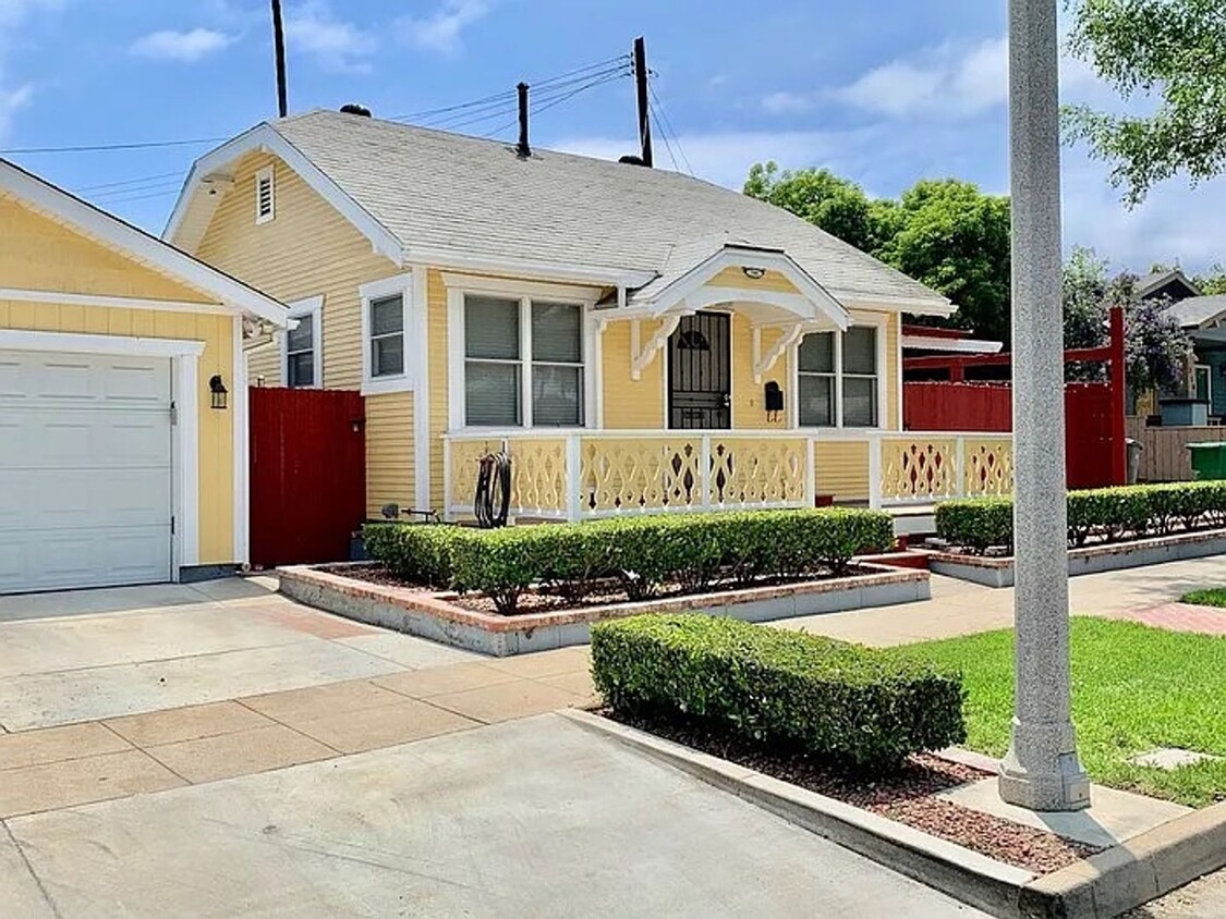 Primary Photo - Charming single story home