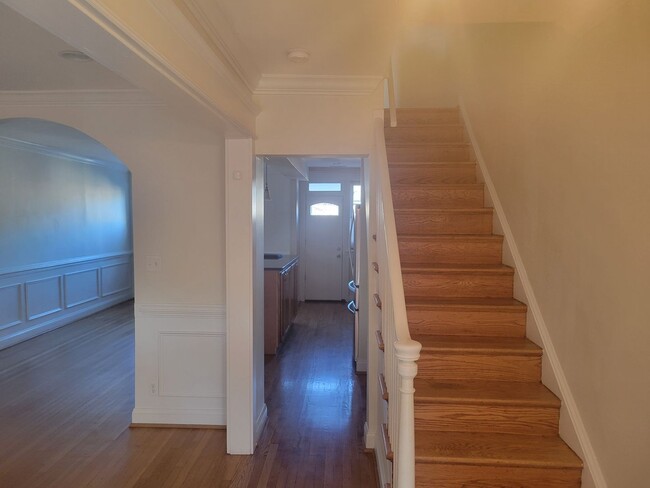 Building Photo - Beautiful 4 BR/3 BA Townhome in Brightwood!