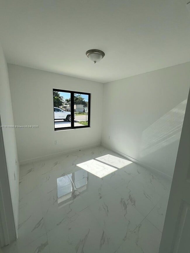 Building Photo - 3 bedroom in Miami FL 33150