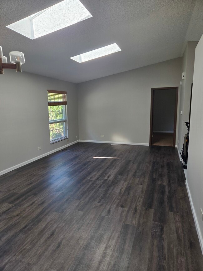 Building Photo - 4480 Shorewood Ct