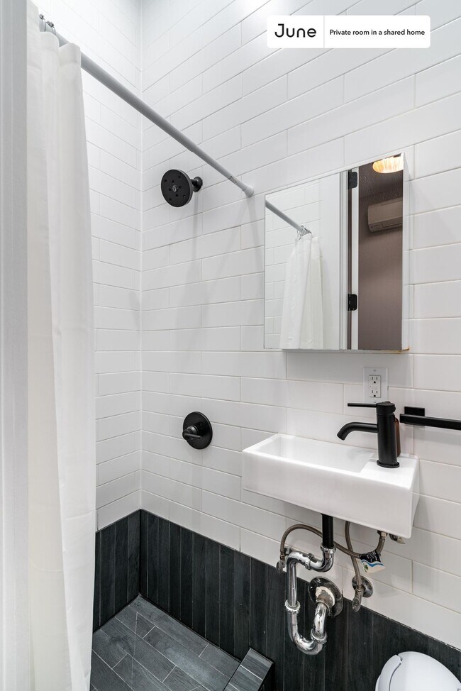 Foto del edificio - Room in Shared 6 bed/6.5 bath home