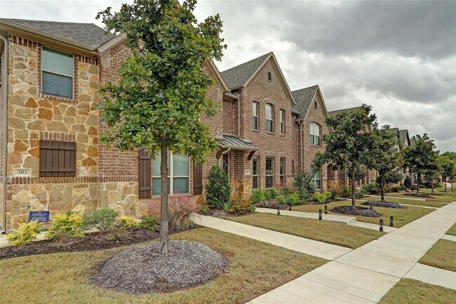 Building Photo - 305 Tottenham Ct