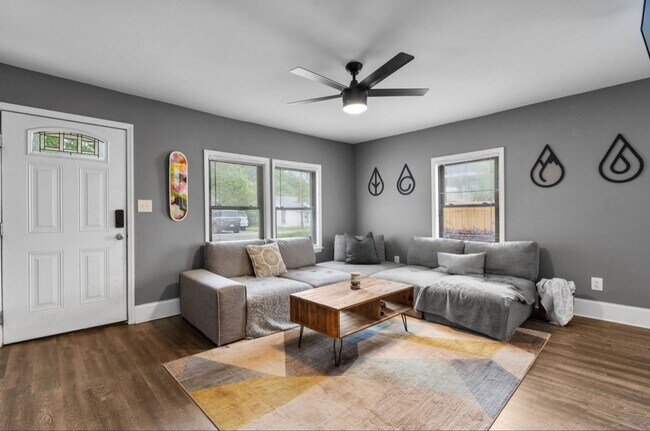 Building Photo - Charming 3BR House w/ Fenced Yard in Belmo...