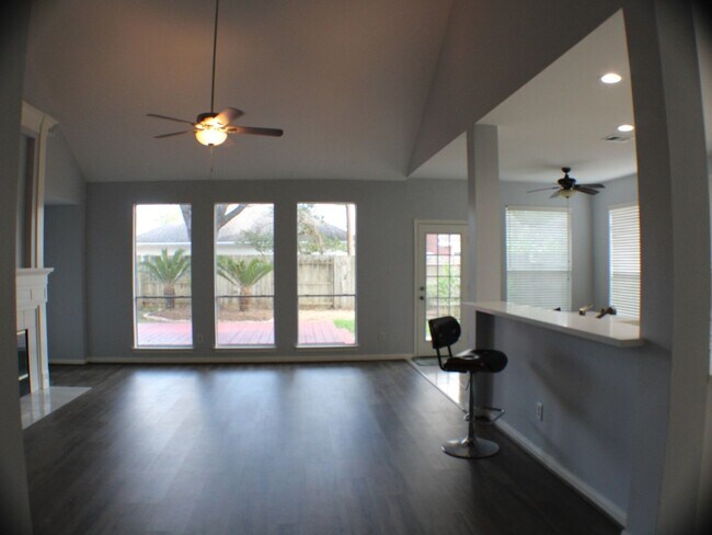 Foto del edificio - 4 Bedroom, 3 Car Garage Single Family Home in League City