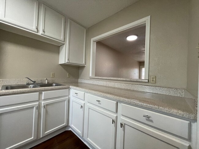 Foto del edificio - AVAILABLE NOW 2 BEDROOM 1.5 BATH TOWNHOME ...