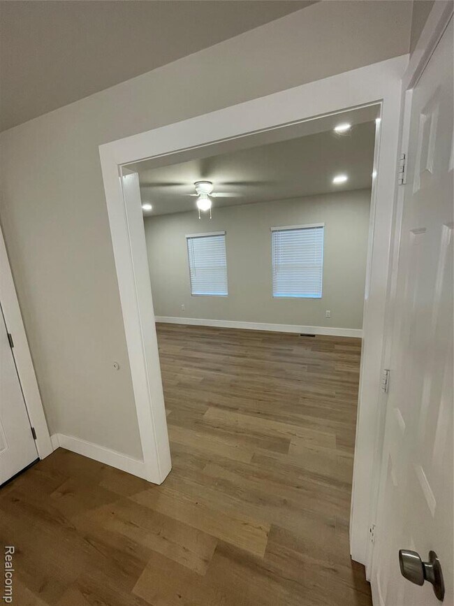 Foto del edificio - 4654 Dickerson Ave