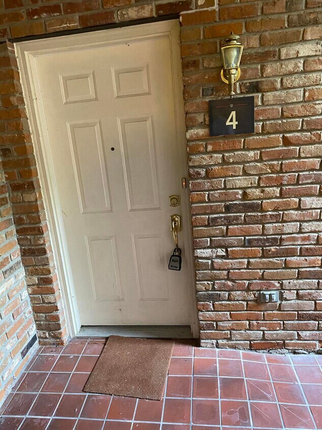 Foto principal - 104 E Green Meadows Rd