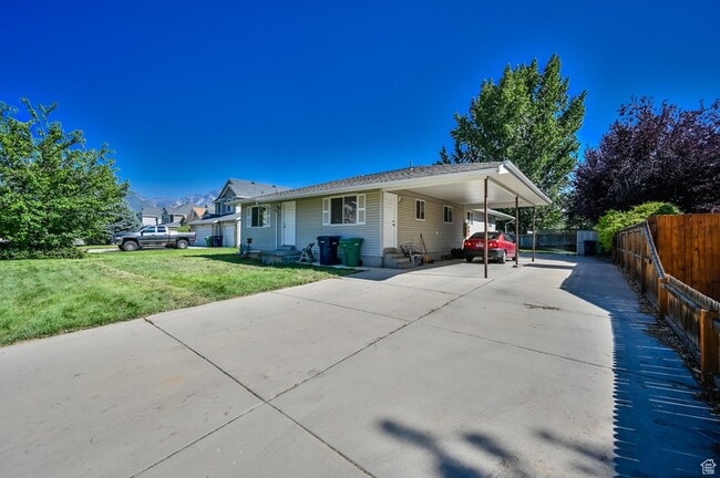 Building Photo - 916 Vics Rd