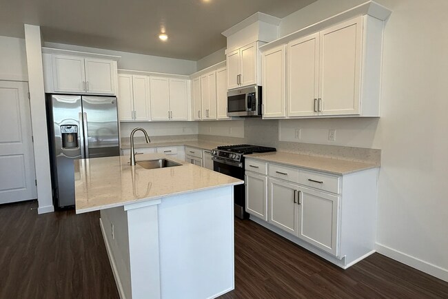Building Photo - Brand New, Move-In Ready Townhome in Eagle!
