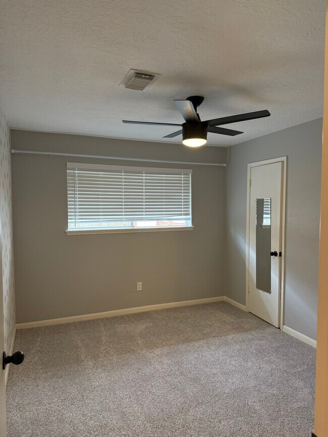Building Photo - 515 Tresvant Dr