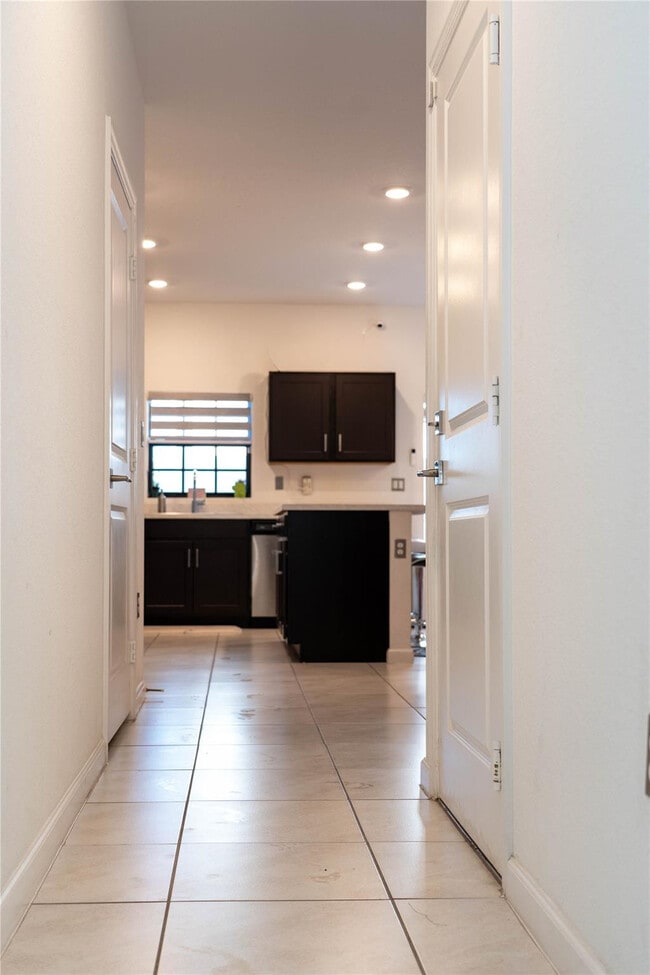 Building Photo - 1176 SW 7th Ct