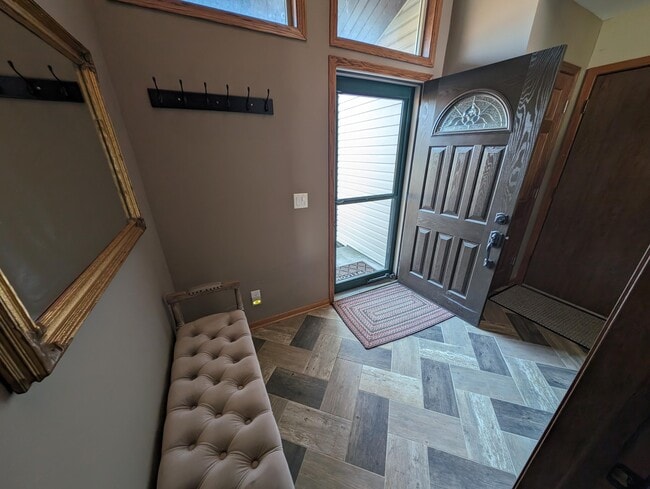 Foto del edificio - 607 Tamarack Dr W