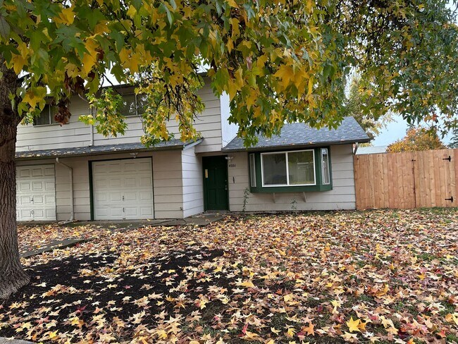 Building Photo - 2 bed 1 1/2 bath duplex in Springfield!
