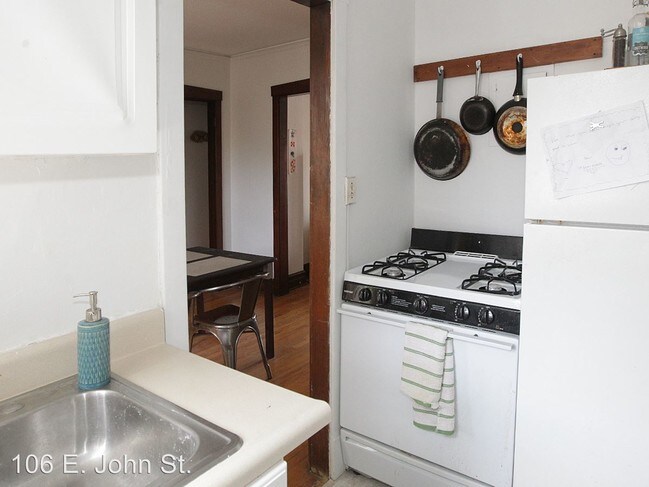 Foto del edificio - 1 br, 1 bath Apartment - 106 E. John St.