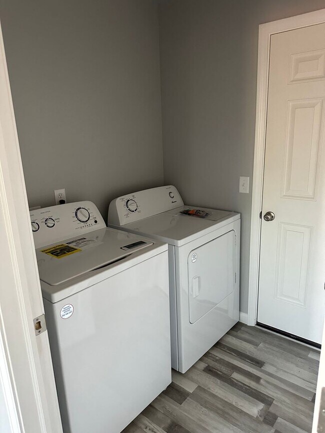 Foto del edificio - 102 Marshall Lp