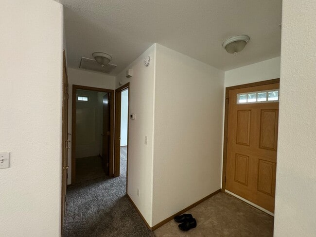 Building Photo - 2 bedroom 2 bathroom Roseburg Duplex