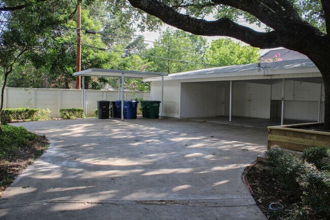 Building Photo - 331-er