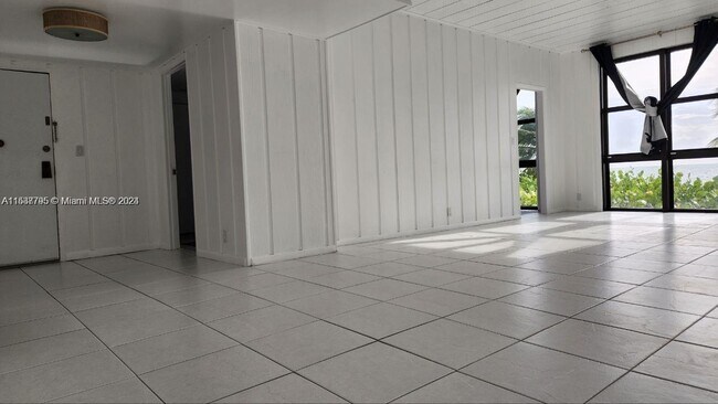 Foto del edificio - 1111 Crandon Blvd