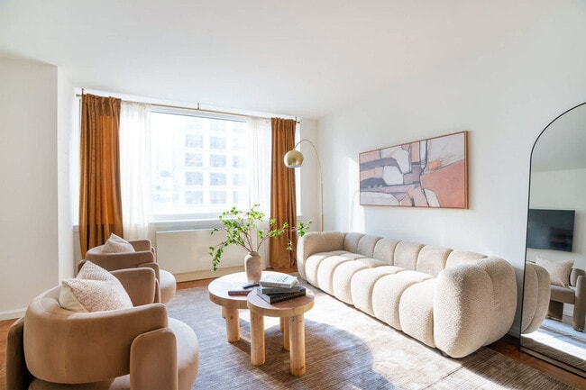 Building Photo - 350 W 43rd St