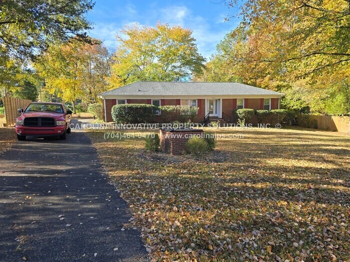 Foto principal - 1805 Falconhurst Dr