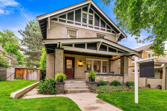 Building Photo - LOCATION LOCATION!! Stunning home located ...