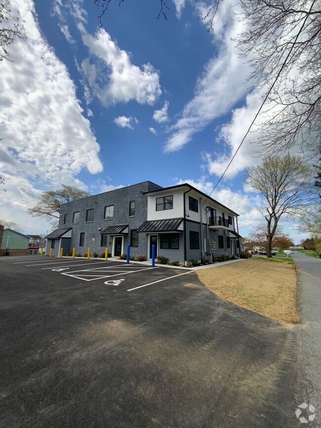 Building Photo - 800 Park Hill Dr