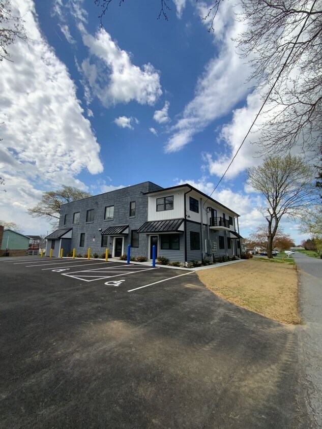Primary Photo - 800 Park Hill Dr