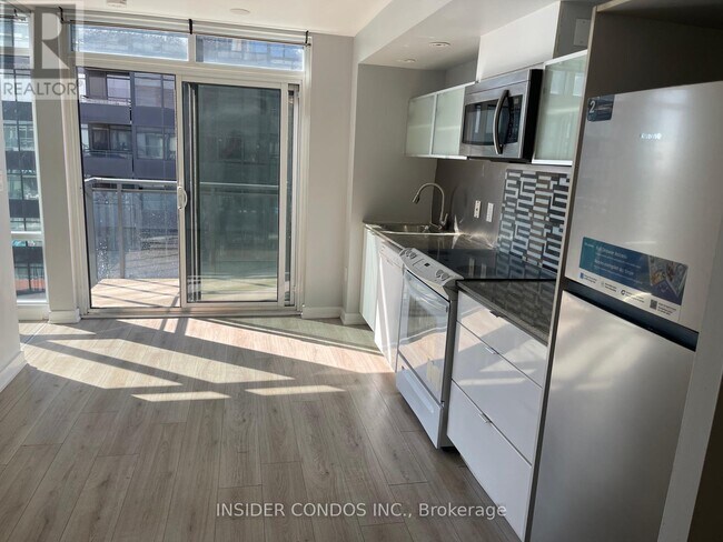 Photo du bâtiment - 705-4k Spadina Ave.