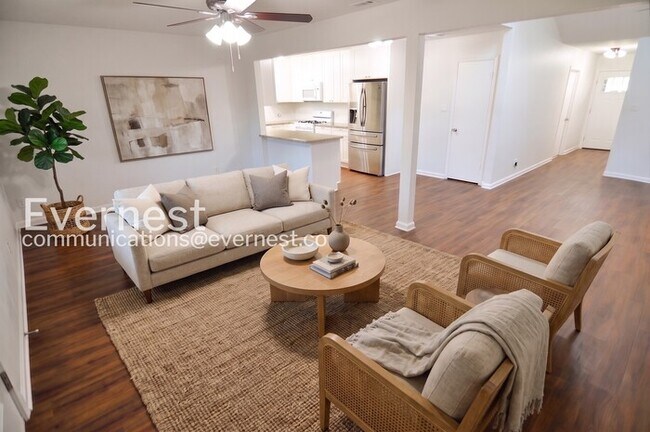 Foto del edificio - 3 Bed, 2 Bath Home with Fenced Yard & Garage / Pet-Friendly / Coming Soon!