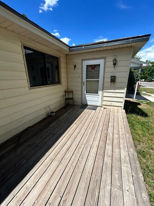 Building Photo - Three Bedroom House in Great Neighborhood!