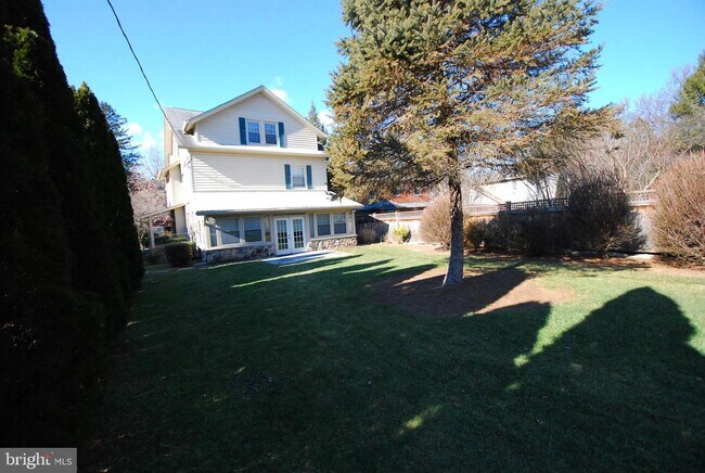 Building Photo - 316 W College Terrace