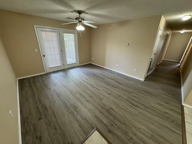 Building Photo - Updated 3 bedroom second floor Apartment a...