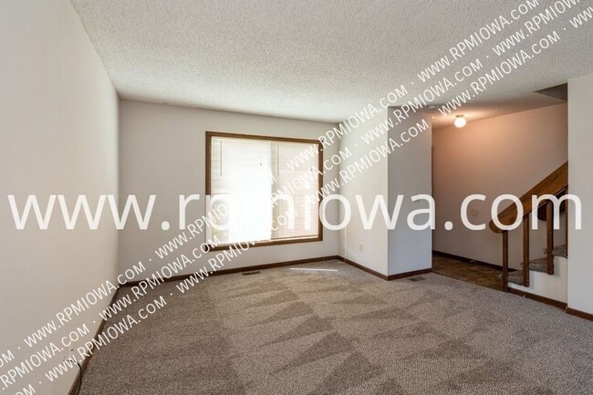 Foto del edificio - DUPLEX IN DES MOINES! 2 Bedroom, 1.5 Bathr...