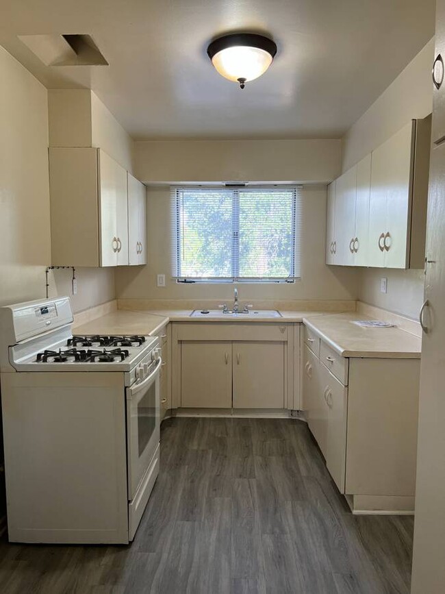 Kitchen - 1680 Huntington Dr