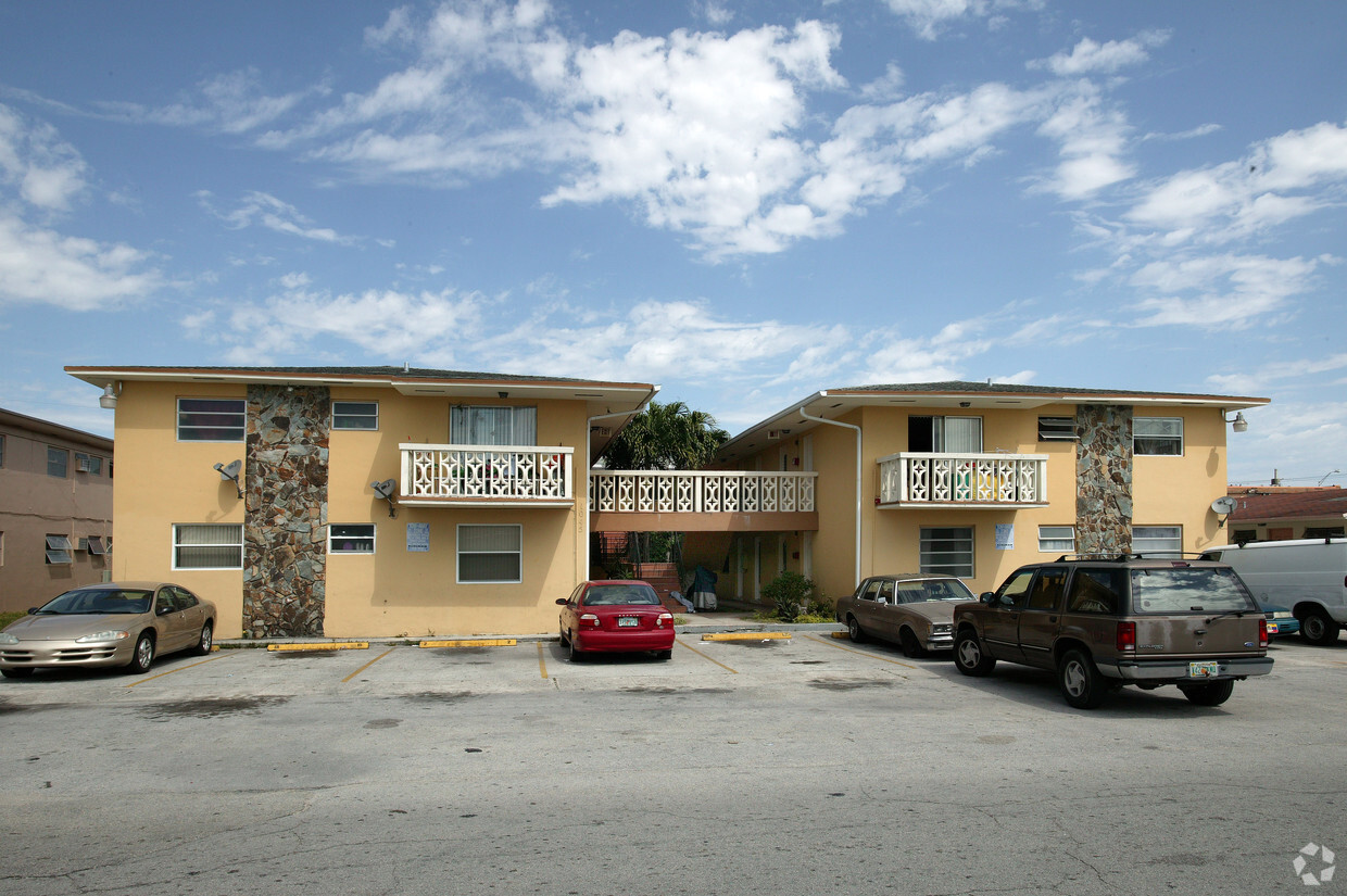 Foto principal - 1045 W 27th St