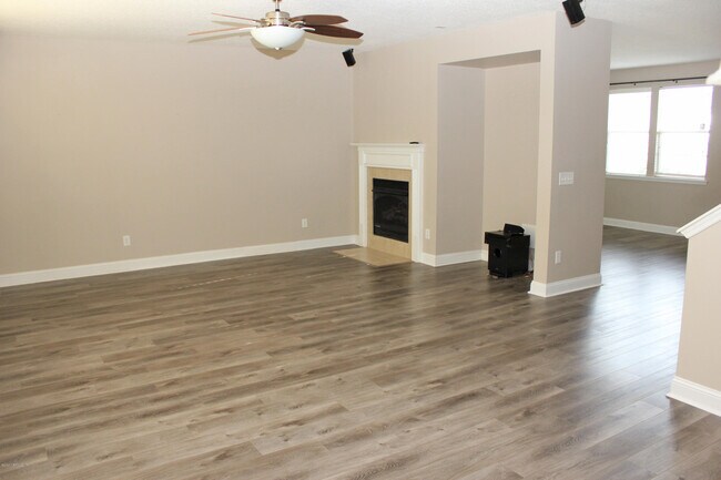 Building Photo - 669 Picasso Ave
