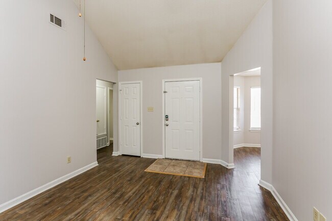 Foto del edificio - 1795 Black Bear Cir W