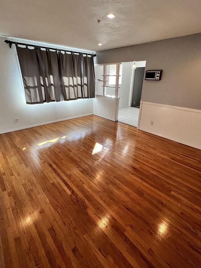 Foto del edificio - 974 Kelton Rd