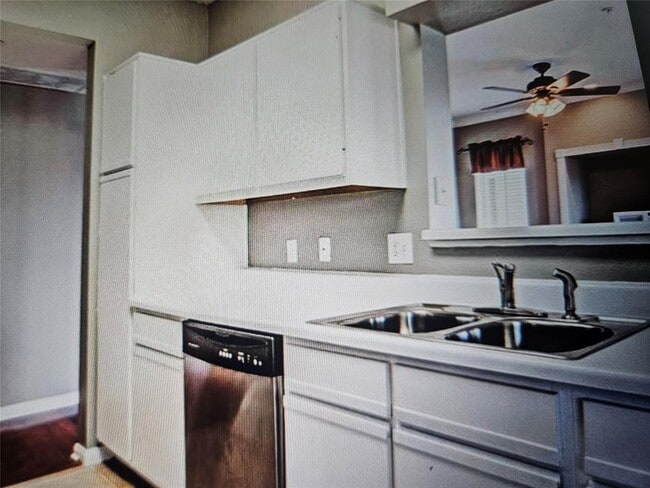 Building Photo - 5076 Glenmont Dr
