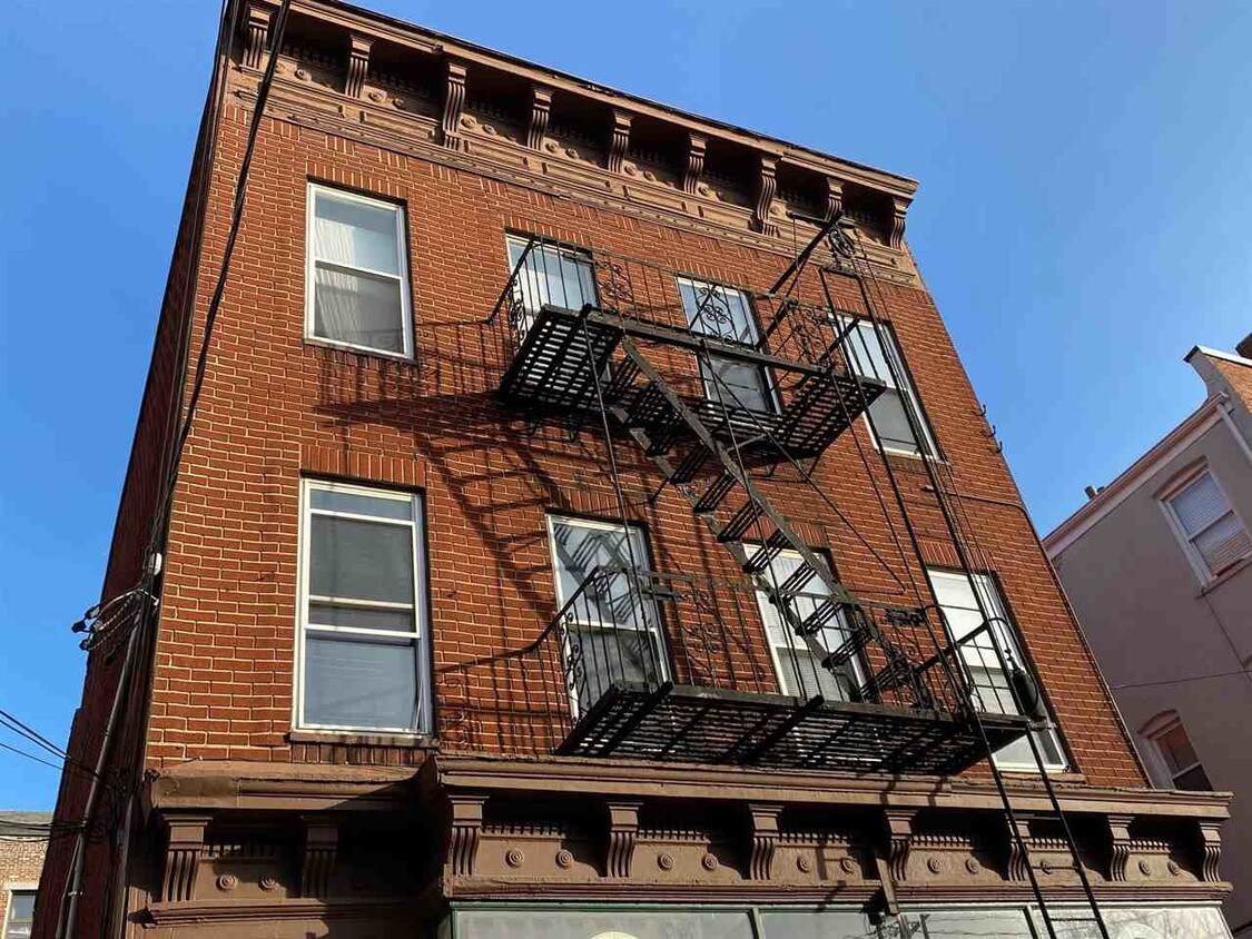 492 Monmouth St Unit 3R, Jersey City, NJ 07302 Condo for Rent in Jersey City, NJ