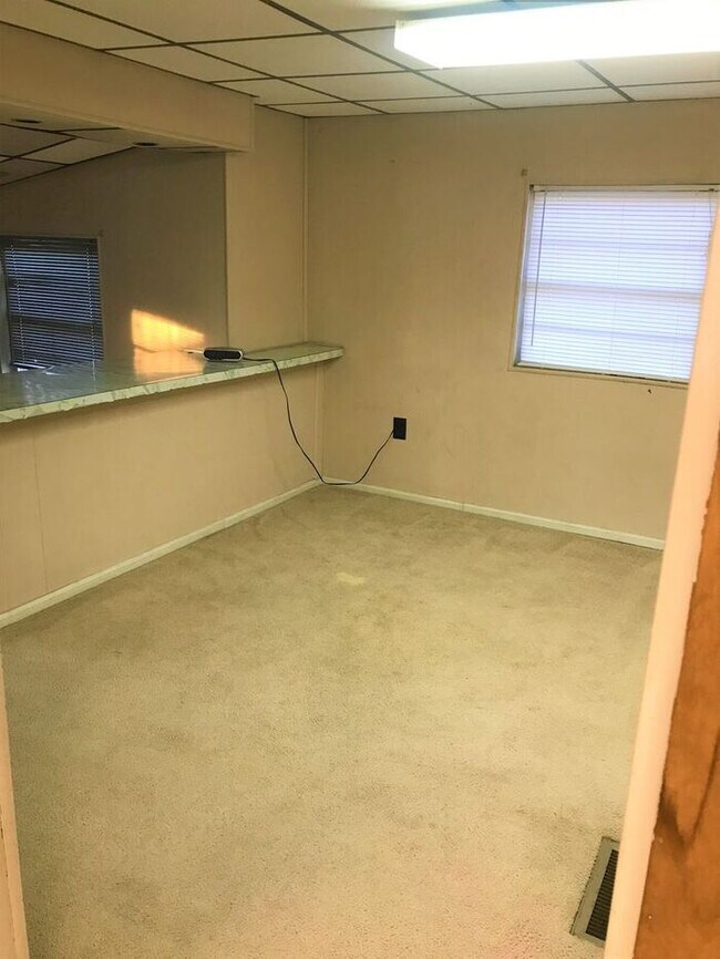 Building Photo - Perfect place for one person on Lake Conway!