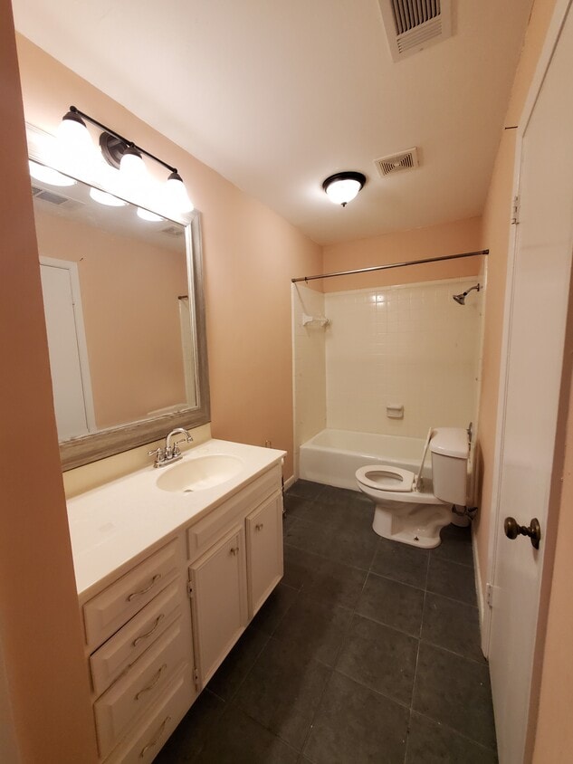 Building Photo - 916 Country Club Ln