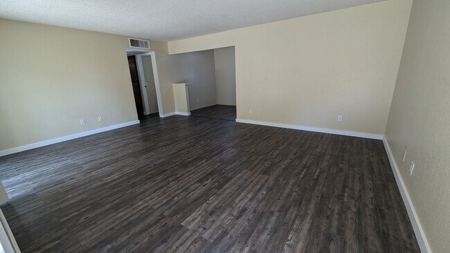 Building Photo - 3 Bedroom 2 Bath Home close to Granite Hills
