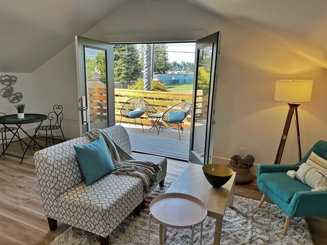 French doors open on to sunny deck and bring the outdoors in - 521 Palm St