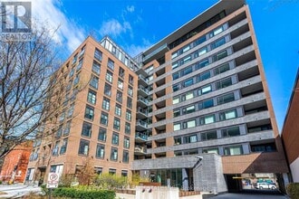 Building Photo - 400 Wellington St W