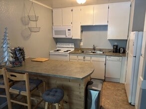 Building Photo - 872 Tanager St