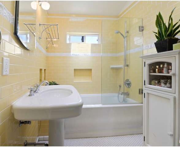 Bath with Soaker Tub - 2211 Hill St
