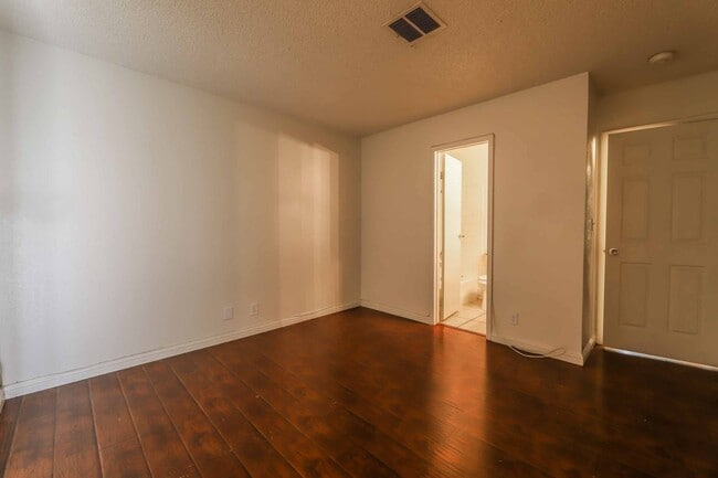 Foto del edificio - 3649 S Van Dyke Ave